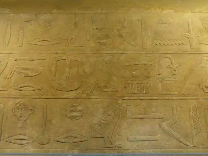 Bird, eye-like and solar disc symbols on the tomb reliefs of Urirenptah
